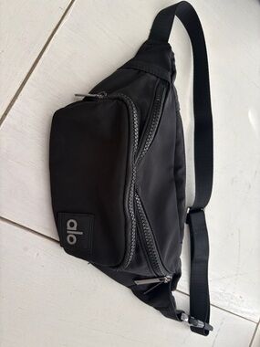 ALO Yoga Black Men/Women Sling Belt Bag